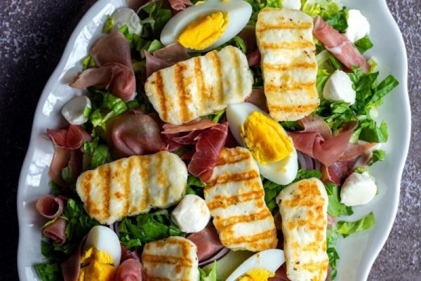 Sałatka ziemniaczana z halloumi i prosciutto