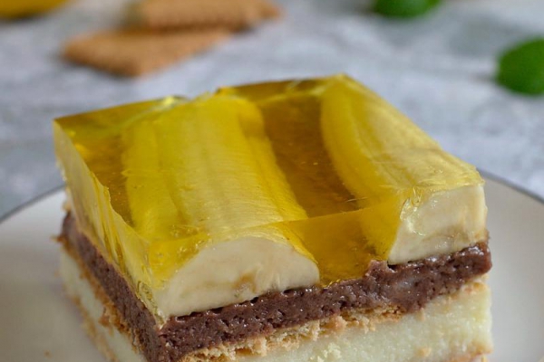 Grysikowiec z bananami i galaretką – bez pieczenia