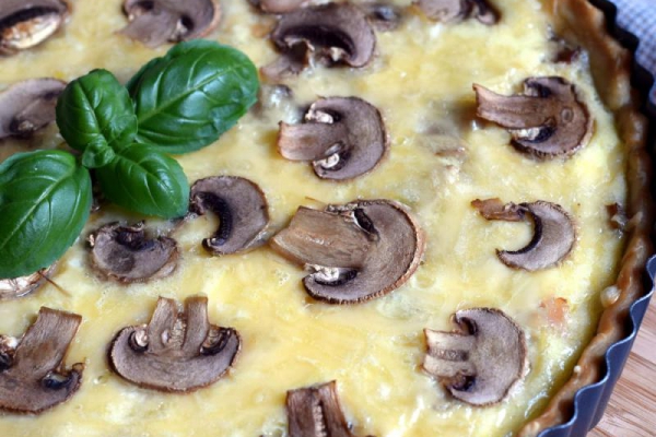 Quiche z szynką i pieczarkami