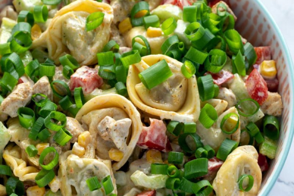 Sałatka z tortellini i kurczakiem