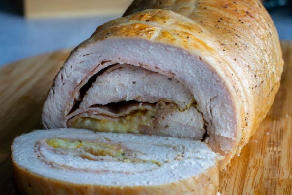 Rolada z indyka z serowo-koperkowym nadzieniem