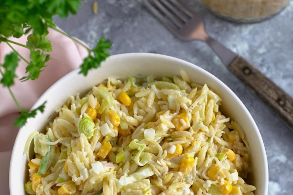 Sałatka z makaronem orzo, porem i kukurydzą