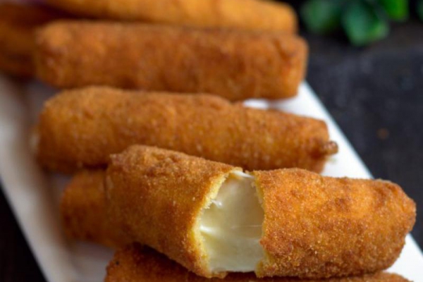 Smażone paluszki serowe – mozzarella sticks