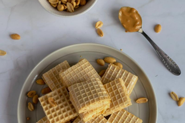 Wafle z masą śmietankową z masłem orzechowym i orzeszkami ziemnymi