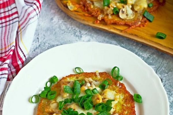 Placki ziemniaczane z kurczakiem i pieczarkami (a’la pizza)