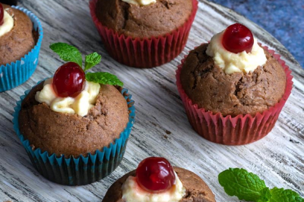 Muffinki kakaowe z kremem z białej czekolady