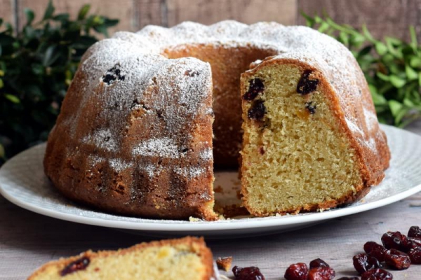 Migdałowa babka z morelami i żurawiną