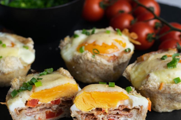 Koszyczki z chleba tostowego z jajkiem i boczkiem