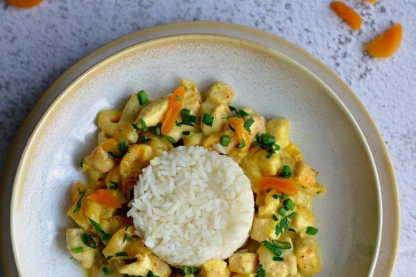 Kurczak w sosie curry z suszonymi morelami