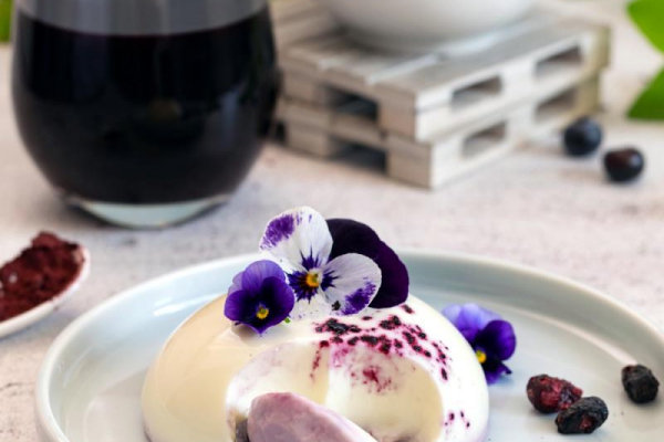 Panna Cotta waniliowa z dodatkiem liofilizowanej jagody kamczackiej