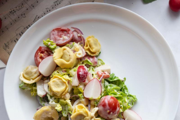 Wiosenna sałatka z tortellini