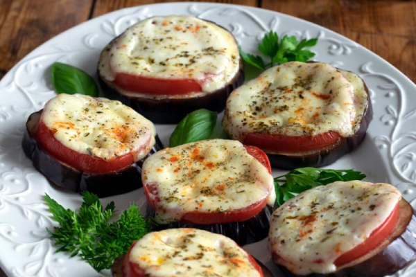 Bakłażan zapiekany z pomidorem i mozzarellą
