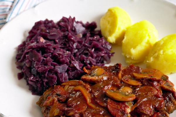 Karkówka zapiekana z pieczarkami i cebulą w pomidorowym sosie