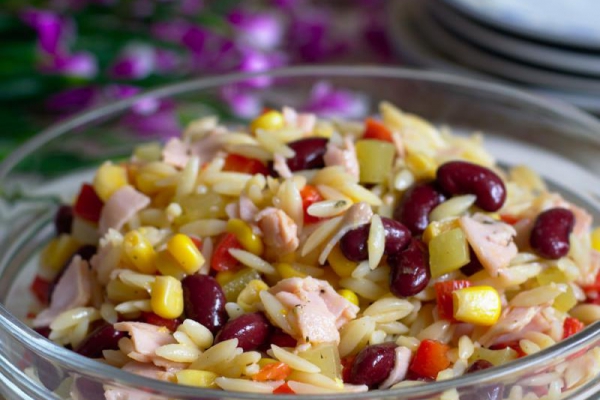 Sałatka z makaronem ryżowym (orzo)
