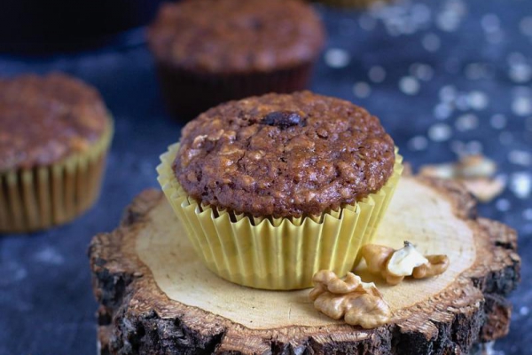 Kakaowo-owsiane muffinki z bananami, czekoladą i orzechami