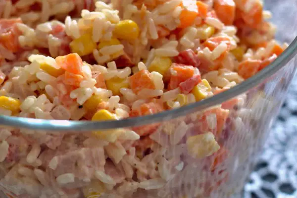 Sałatka ryżowa z marchewką i papryką konserwową