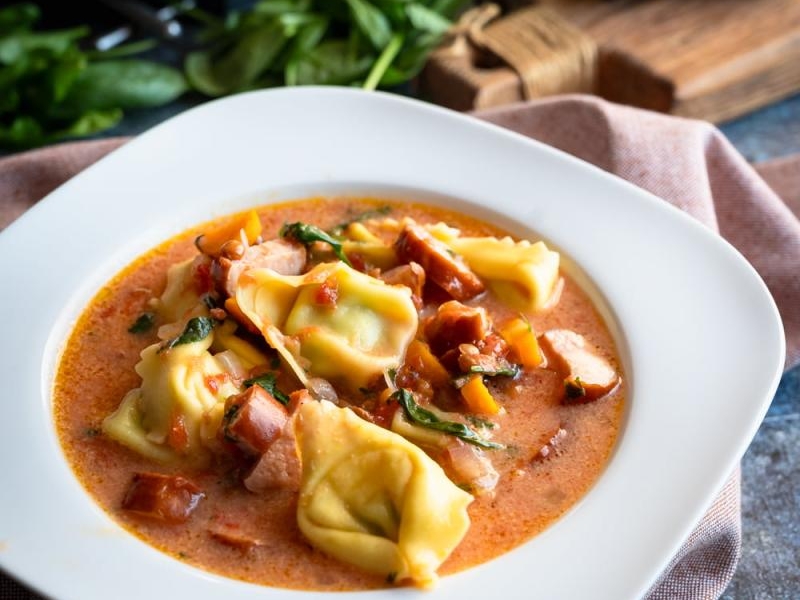 Zupa z kiełbasą i tortellini serowym