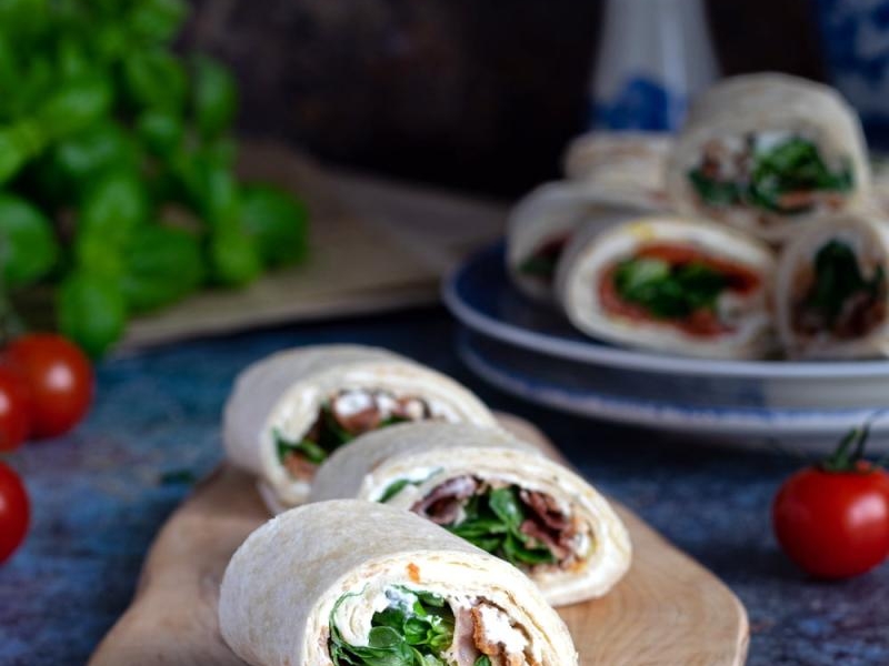 Tortilla z boczkiem i prażoną cebulką