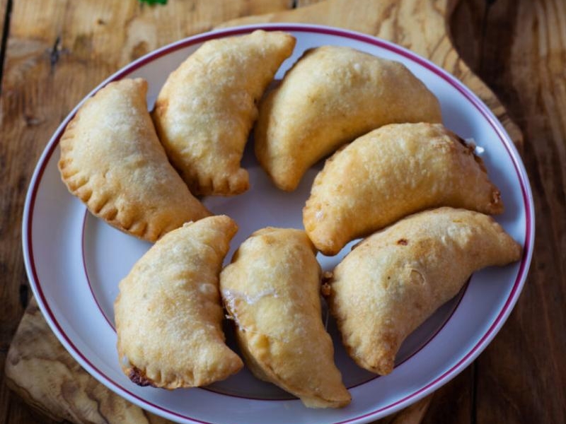 Smażone pierożki z szynką i mozzarellą