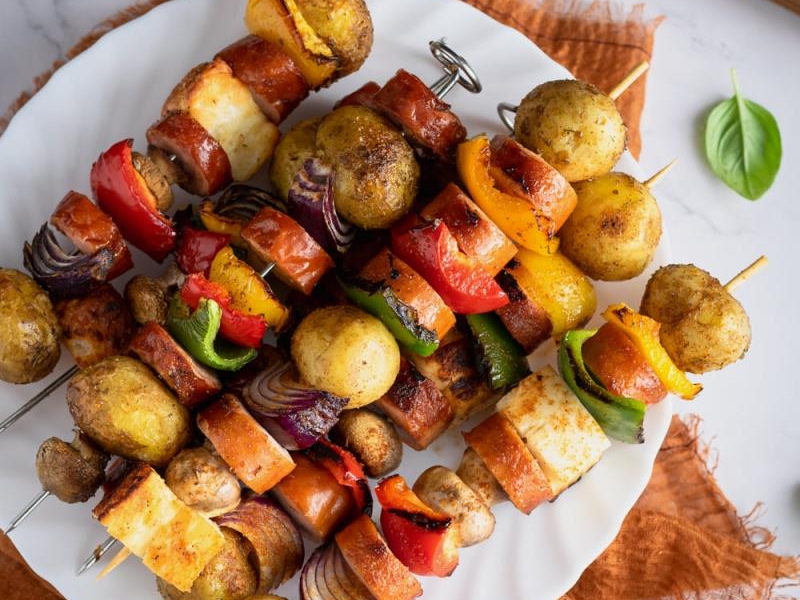 Szaszłyki z ziemniakami, kiełbasą i halloumi