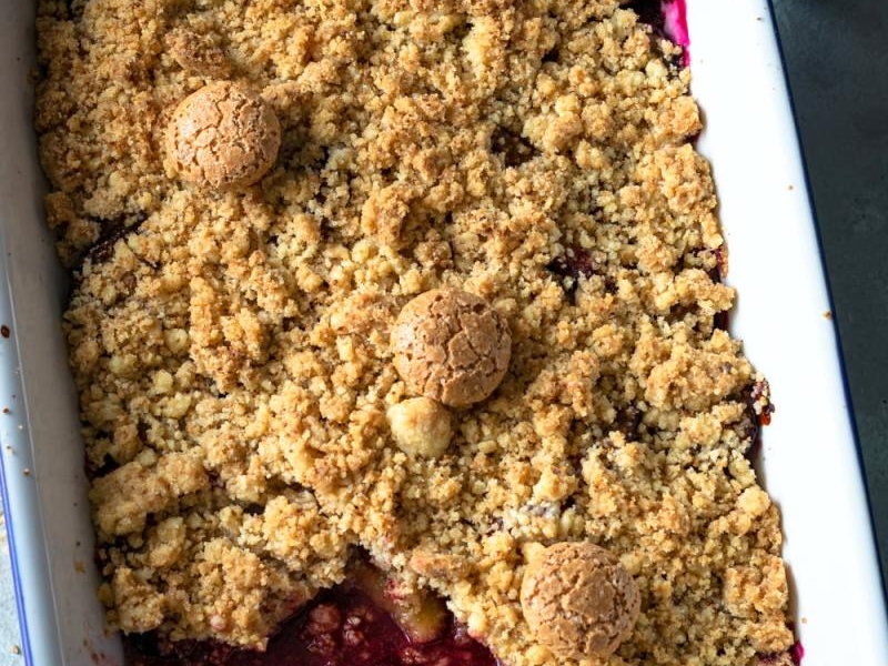 Śliwki pod kruszonką z ciasteczkami amaretti