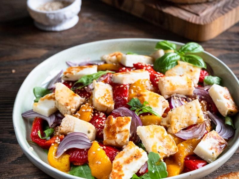 Sałatka z pieczoną papryką i halloumi
