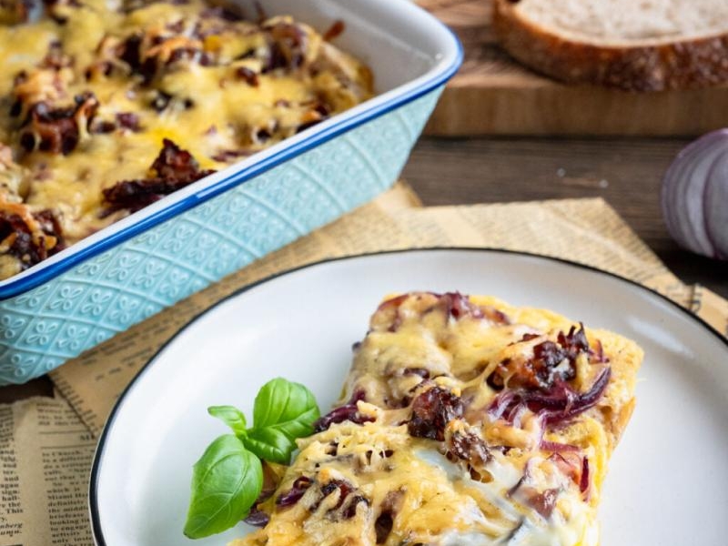 Zapiekanka z chleba z cebulą i boczkiem