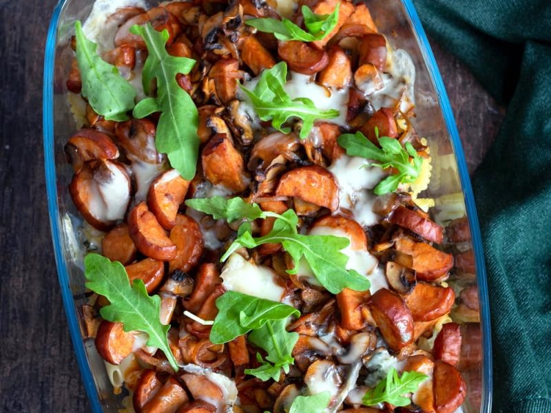 Zapiekanka makaronowa z kiełbasą, pieczarkami i gorgonzolą