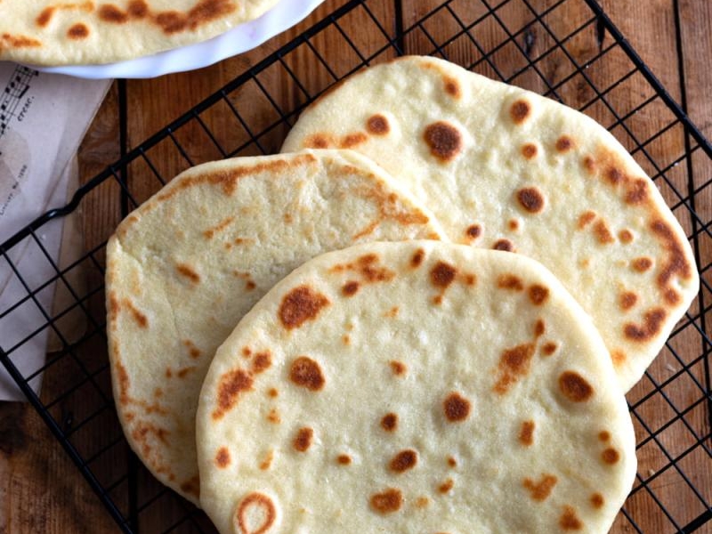 Chlebki naan na maślance
