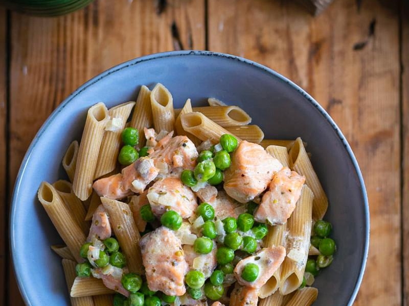Makaron z łososiem i zielonym groszkiem