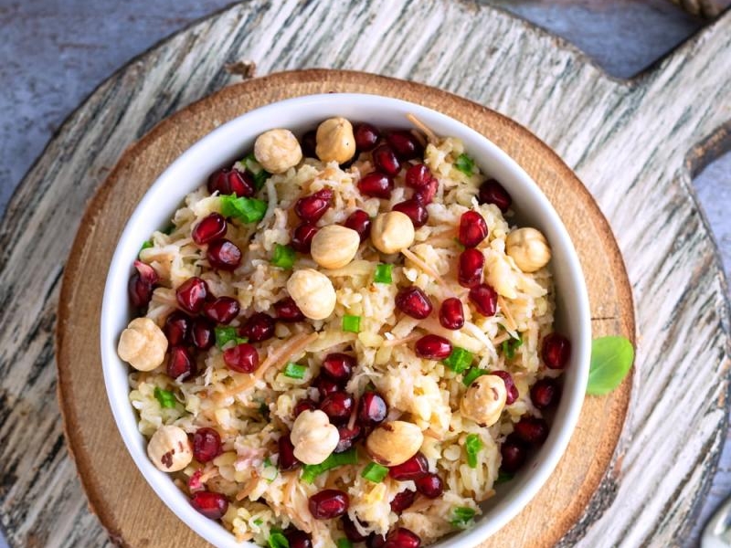 Sałatka z bulgurem, selerem i granatem