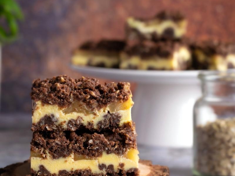 Sernik z jabłkami i kruszonką