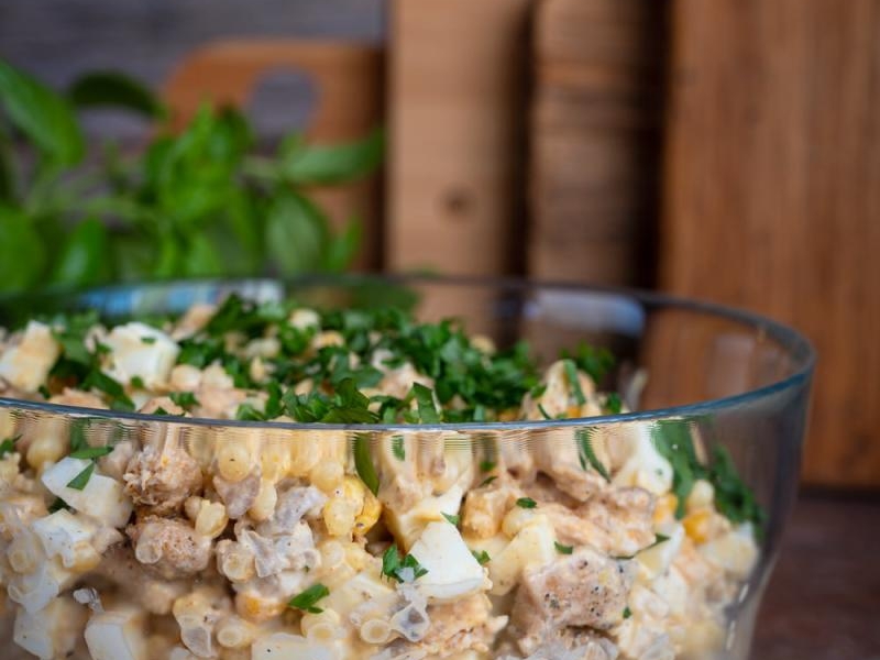 Sałatka z kurczakiem i marynowanymi pieczarkami