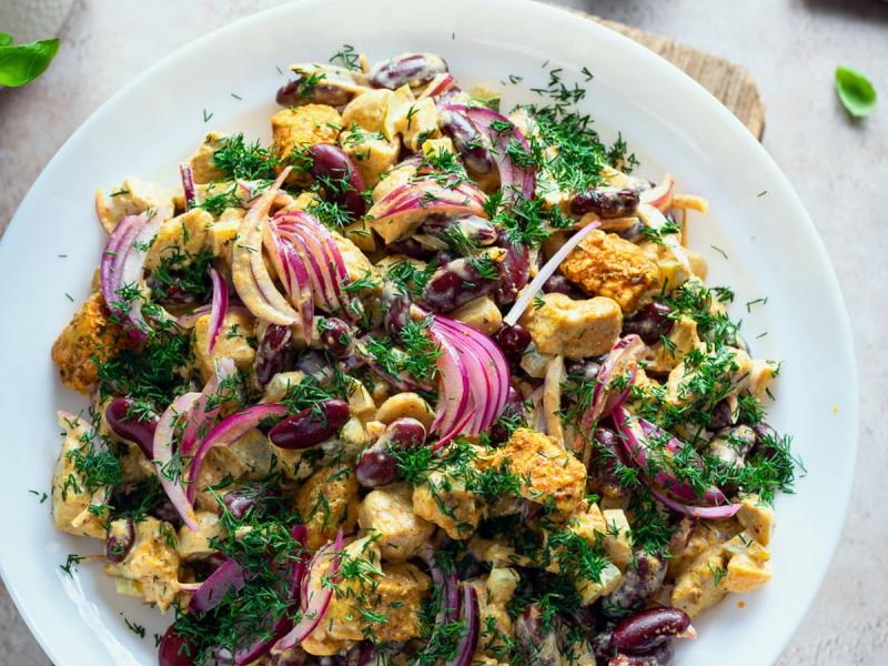 Sałatka z kurczakiem curry, marynowanymi pieczarkami i fasolką