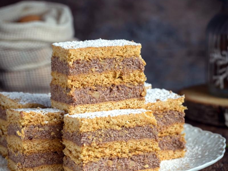 Miodownik z kakaową masą grysikową i orzechami