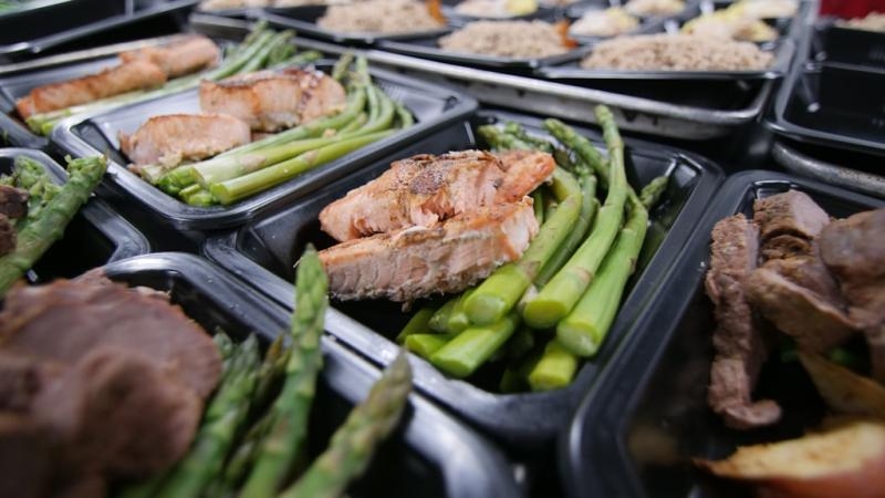 Keto Catering: Jak zamówić zdrowe posiłki bez węglowodanów z dostawą do domu