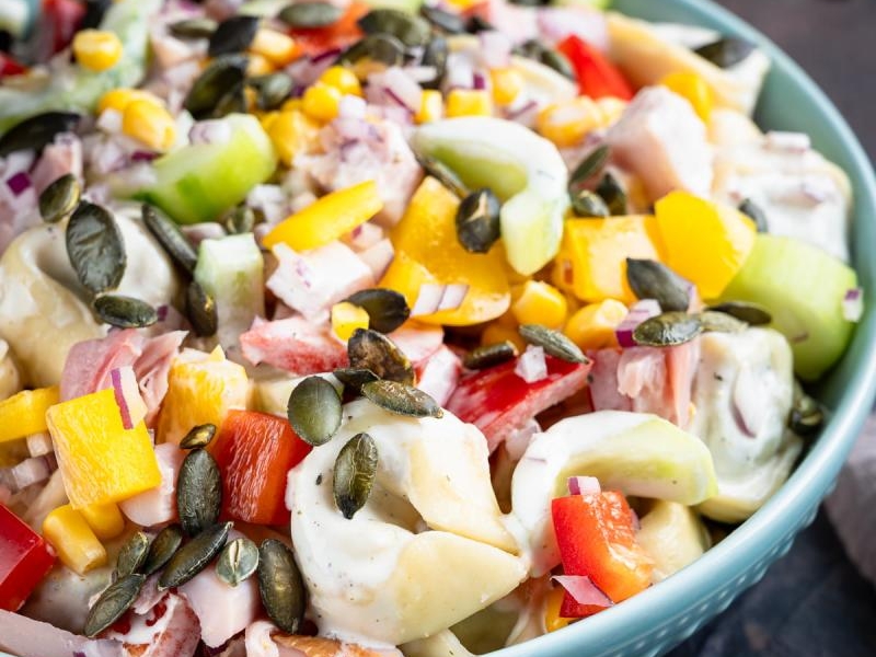 Sałatka z wędzonym kurczakiem i tortellini „Party hit”