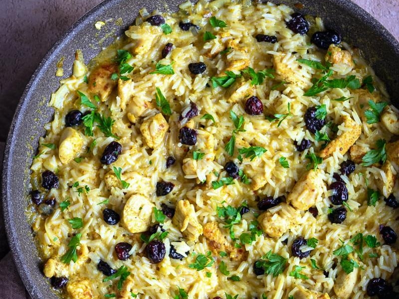 Ryż z kurczakiem w mleczku kokosowym z suszoną żurawiną