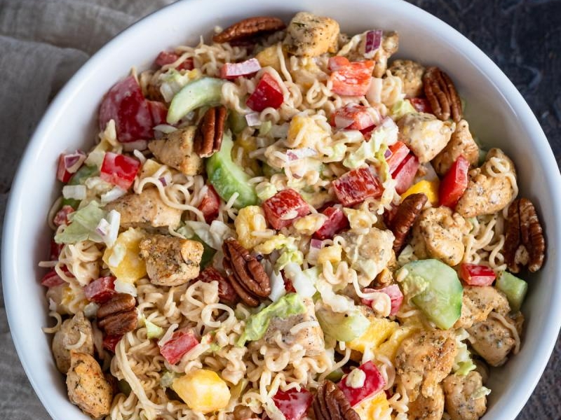 Sałatka z zupki chińskiej z mango i kurczakiem