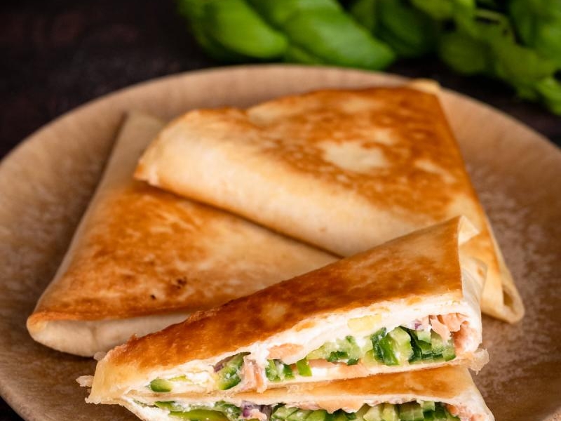 Trójkątne kieszonki z tortilli z łososiem