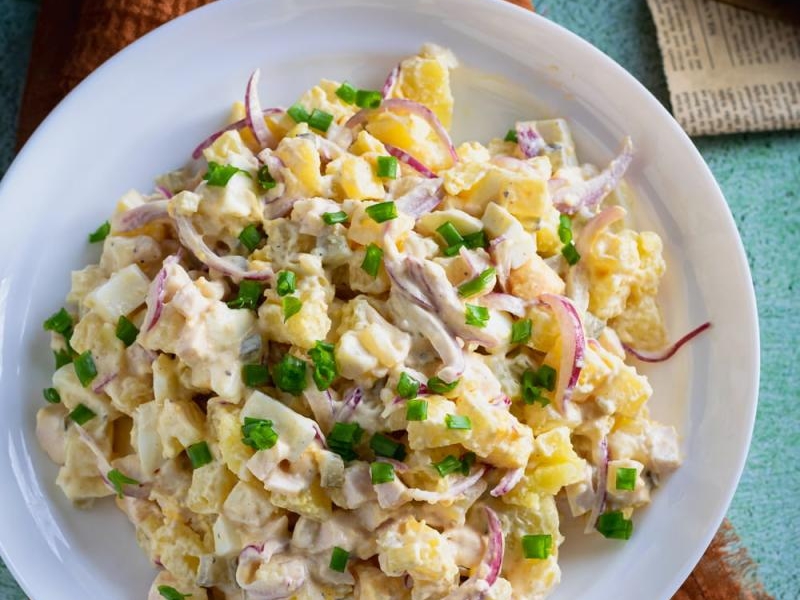 Sałatka ziemniaczana z wędzonym kurczakiem
