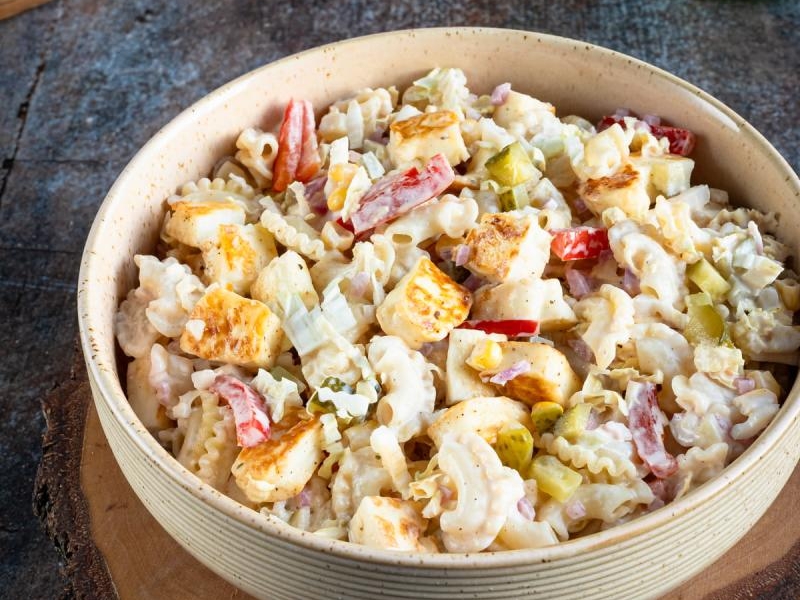 Sałatka makaronowa z halloumi