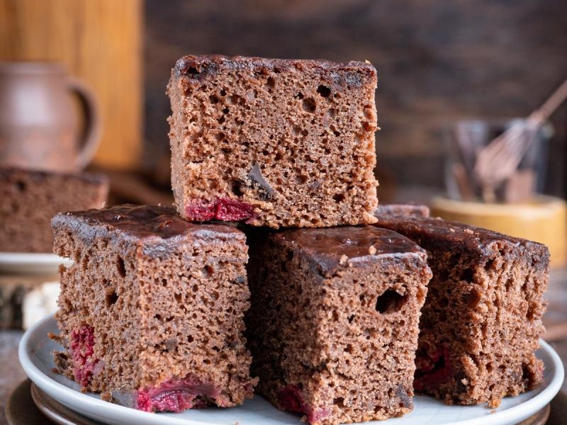 Wilgotny murzynek z wiśniówką