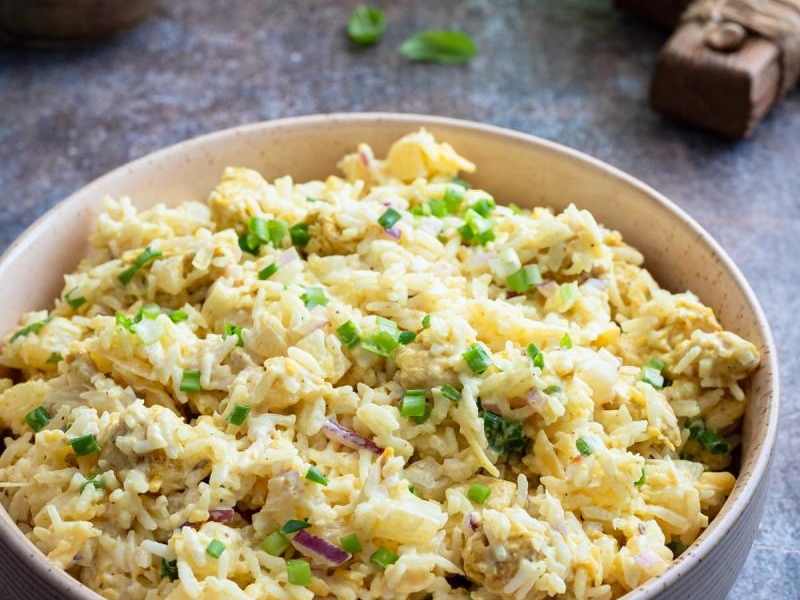 Sałatka z kurczakiem, ananasem i ryżem