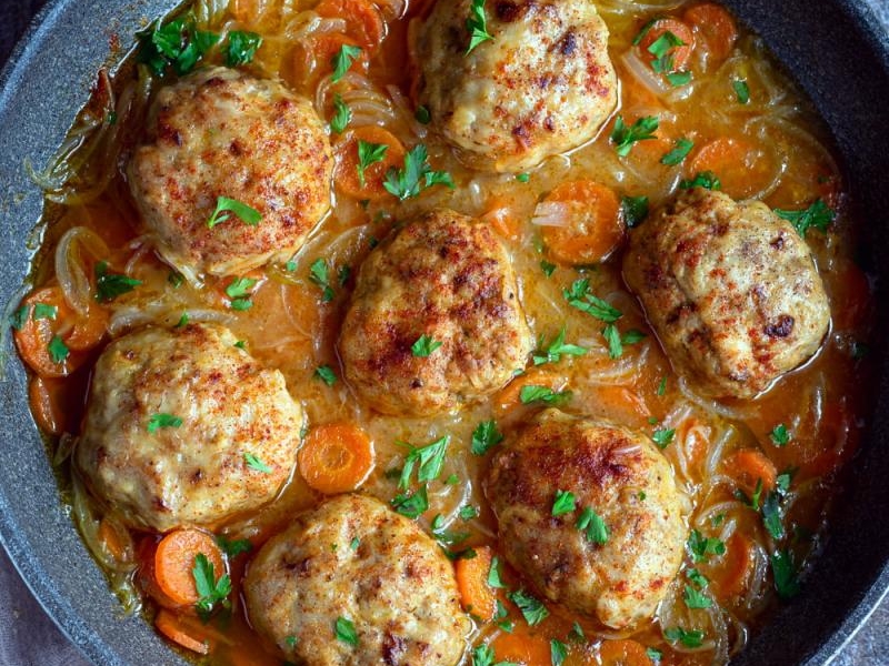 Kotleciki drobiowe w sosie cebulowym z marchewką