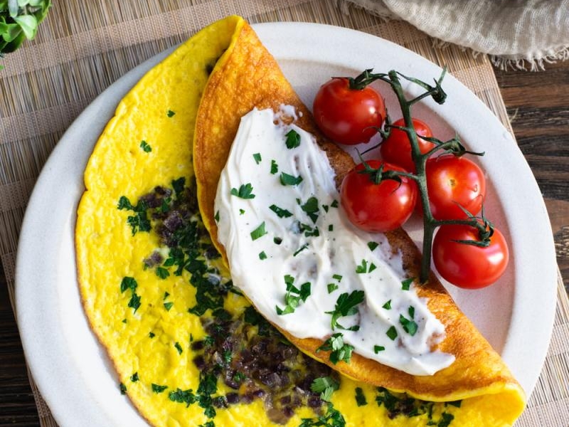 Omlet z czerwoną cebulą i natką