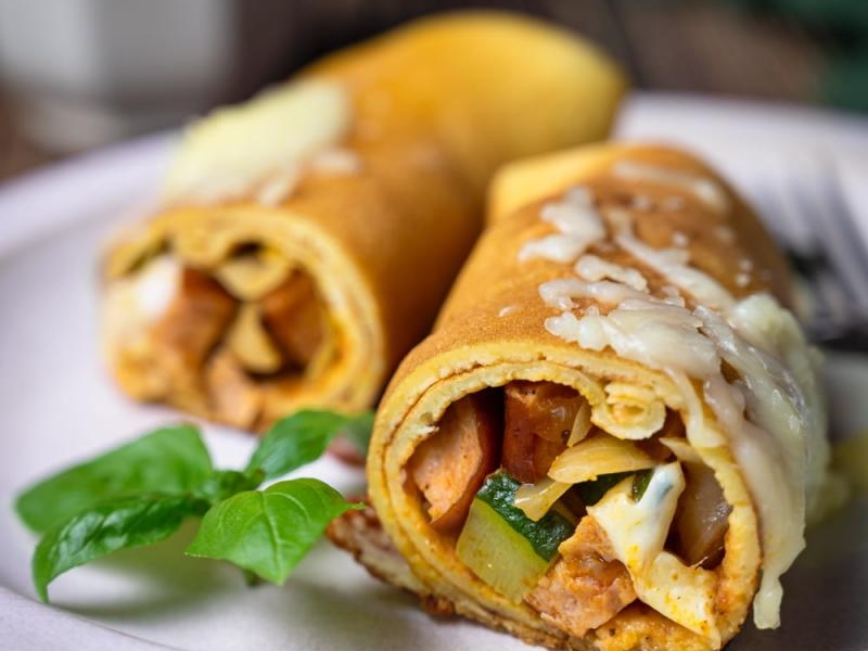 Naleśniki z kapustą, kiełbasą i cukinią