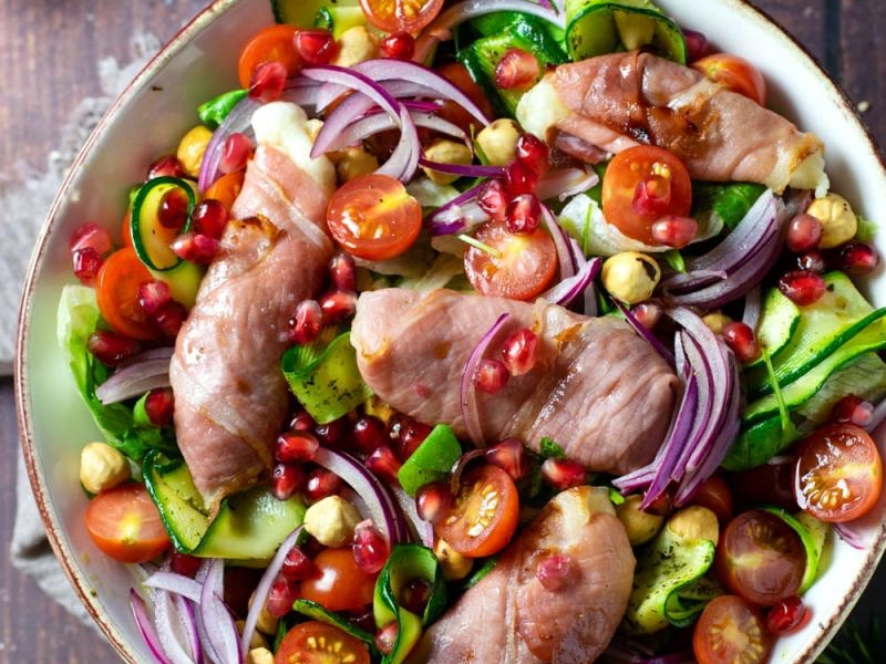 Sałatka z mozzarellą w szynce parmeńskiej