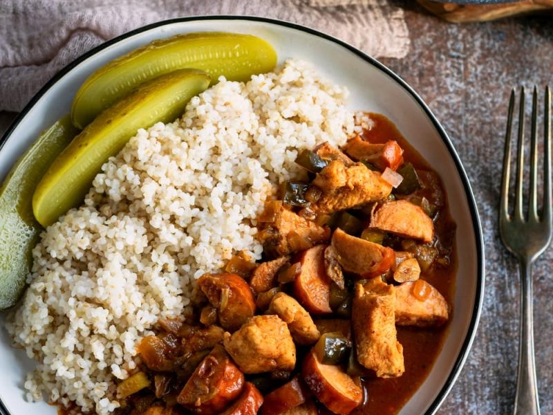 Gulasz drobiowy z kiełbasą i grzybami