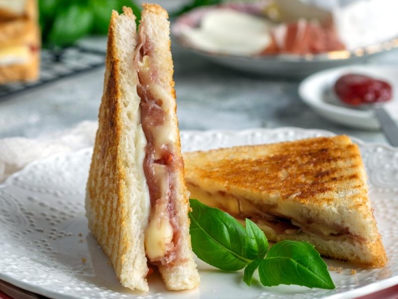 Tosty z prosciutto, serem pleśniowym i dżemem malinowym